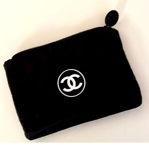 NWOT Chanel puffy makeup bag🖤🖤🔥🔥